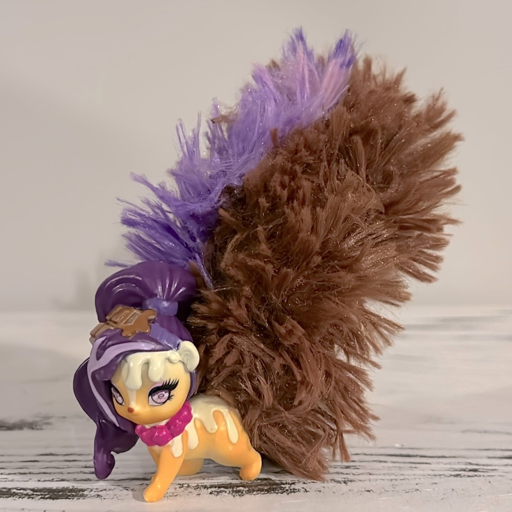 Whiffies 'Cocoa Carly' Collectible Squirrel Skunk Toy W/ Scented Plush Tails